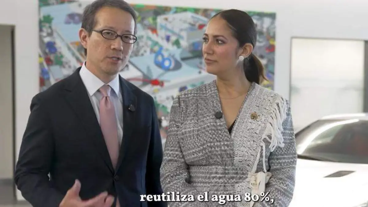 Libia Dennise García Muñoz Ledo, gobernadora de Guanajuato, en compañía de Takaaki Kuga, presidente de Toyota Motor de México