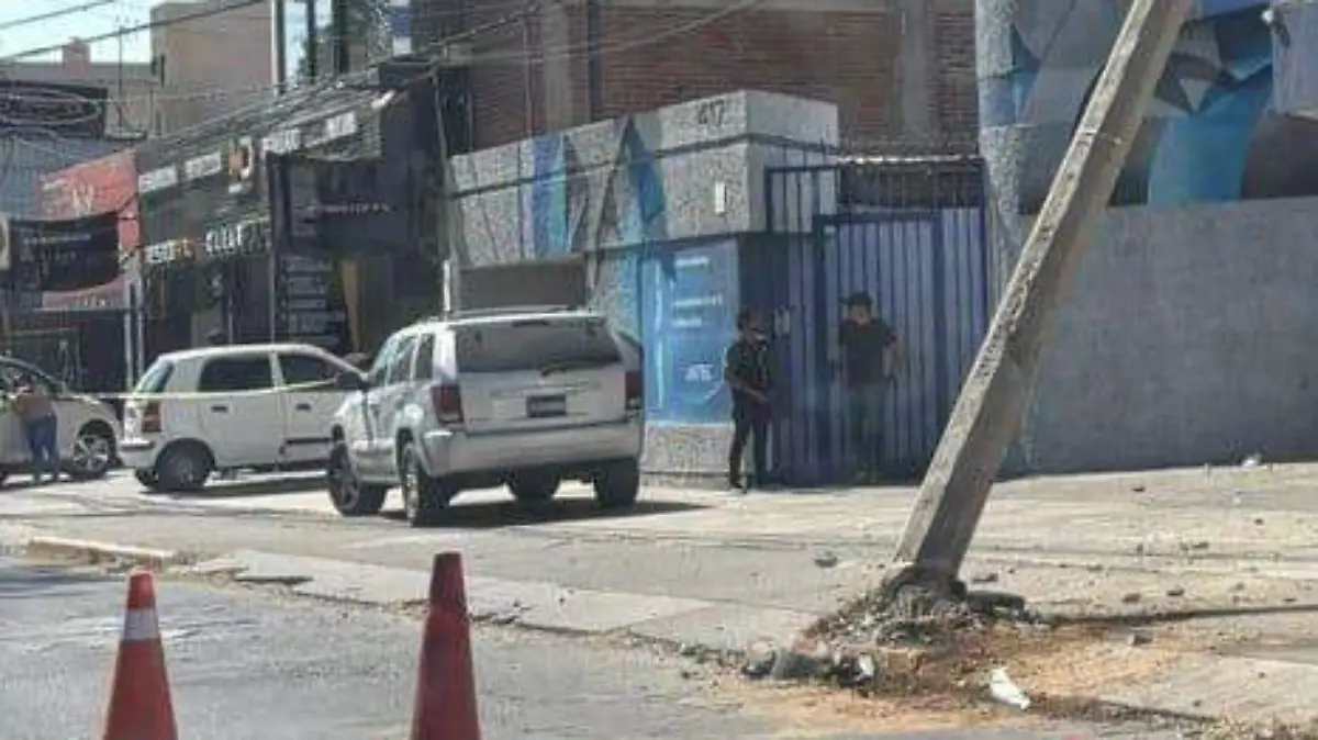 Dejaron los postes semi-tirados; choca su camioneta y se da a la fuga, reportan 8 lesionados