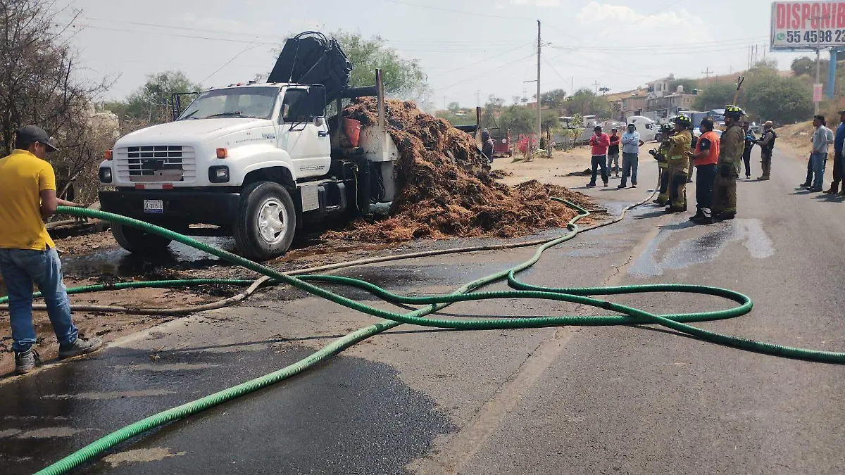 GUANAJUATO- Se incendia camión cargado con paja en San José de Tránsito (1)
