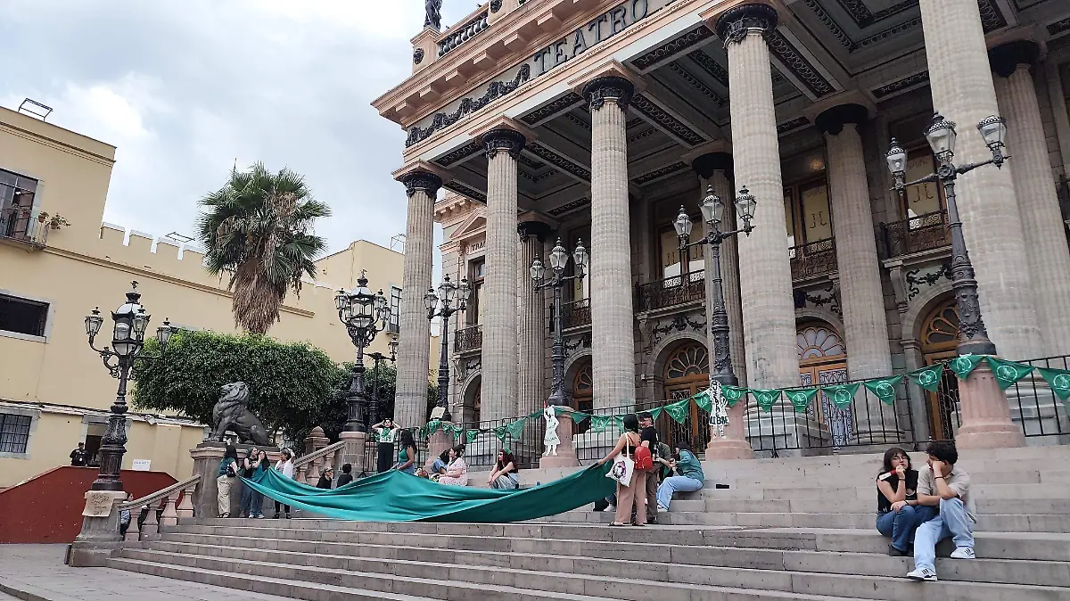 GUANAJUATO- En Guanajuato legislan con biblia y rosario en mano (10)