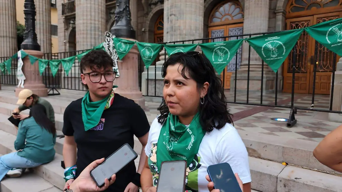 En Guanajuato legislan con biblia y rosario en mano