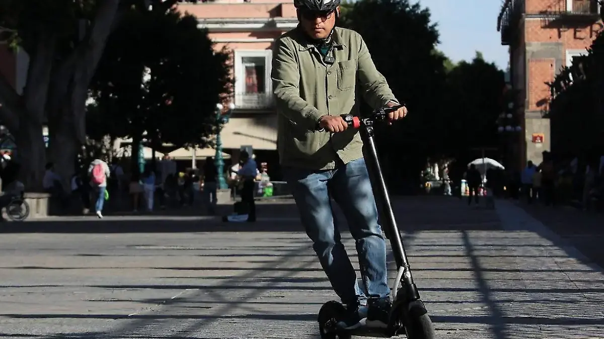 ¿Usas scooter eléctrico para ir al trabajo? Ahora deberás incorporar nuevos elementos para tu seguridad1