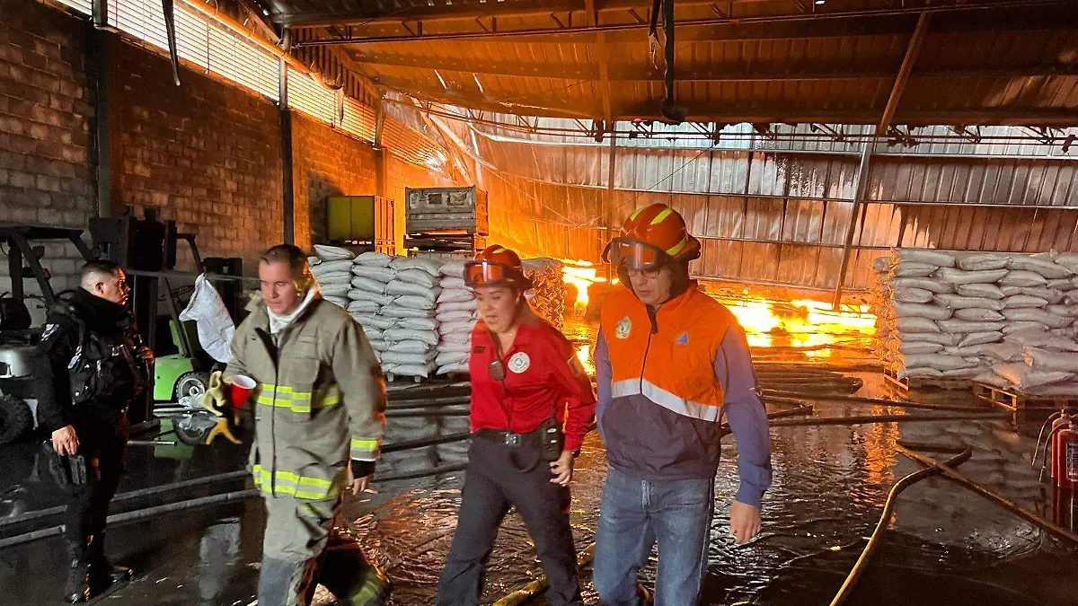 Incendio consume 20 toneladas de hule en San Francisco del Rincón; bomberos resultan intoxicados