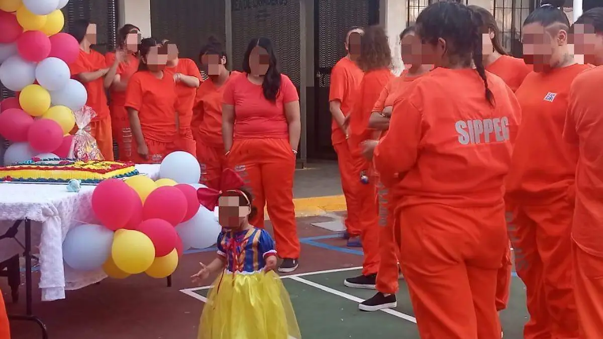 Secretaría de Seguridad y Paz festeja segundo cumpleaños a niña que vive con su madre en centro penitenciario de Guanajuato (2)
