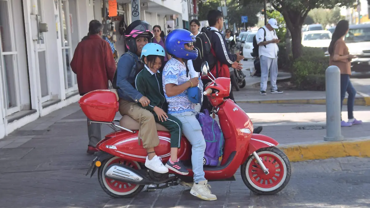 Motociclistas en Guanajuato deberán portar calcomanía con número de placa en el casco