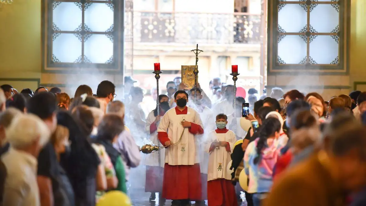 GUANAJUATO- Polémica en Yerbabuena parroquia excluye a fotógrafos externos (2)