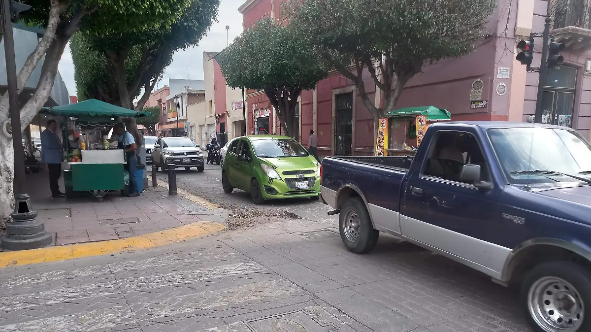 Automovilistas y peatones no se sienten seguros y esperan que Sapal pronto arregle el agujero 