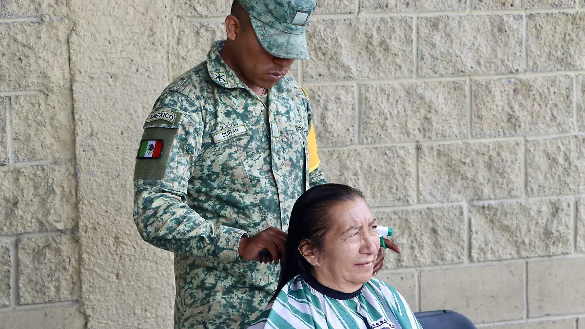 Margarita Lozano, aprovechó su visita al tianguis y pasó por un corte gratis