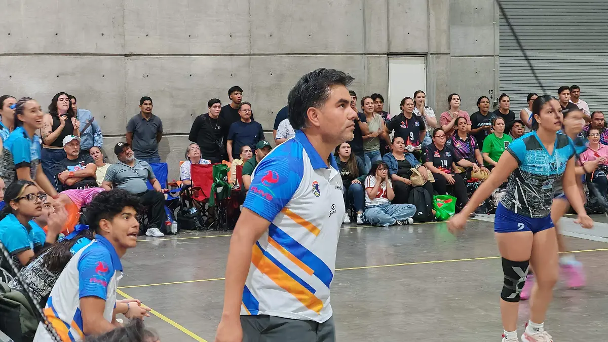 Arturo Muñiz, coach de Armentum animó en todo momento a sus jugadoras.