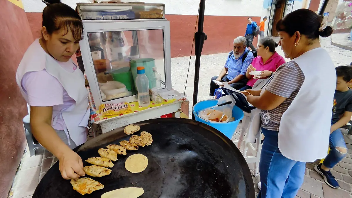María Teresa, al pie del comal, atendiendo como cada día con el apoyo de Vero, su ayudante