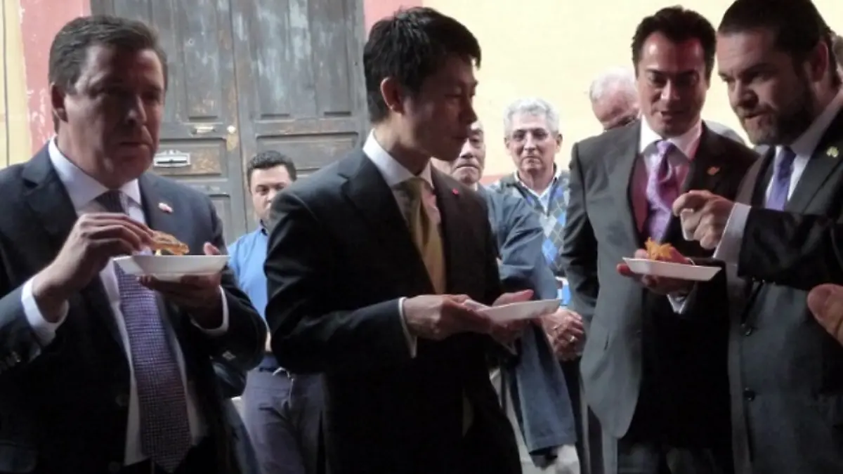 Teresa atendió al príncipe de Japón junto con el entonces gobernador Miguel Márquez; un recuerdo que atesora.