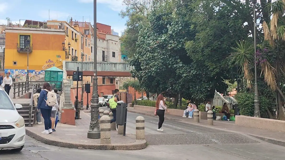 Guanajuato Capital - No usan los puentes peatonales en zonas urbanas del sur de la ciudad 3