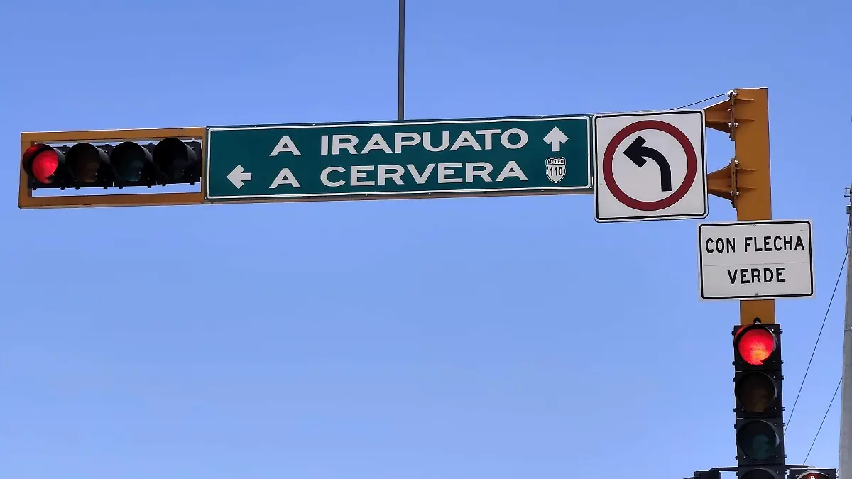 Semáforo ubicado en el cruce con cambios rápidos que dificultan la circulación