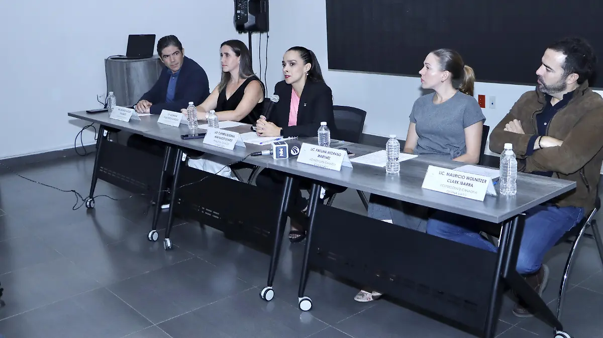 La presidenta del Consejo Directivo de CANADEVI, Carmen Eugenia Hernández, explica la capacitación