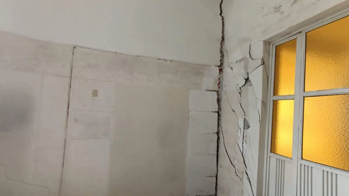 Grietas en las paredes de la parroquia.
