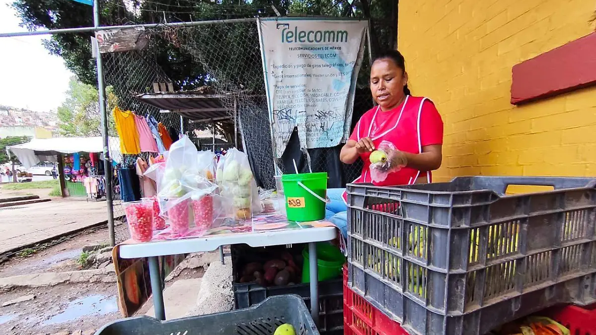 María vende tunas cada día en Guanajuato para sacar adelante a su familia