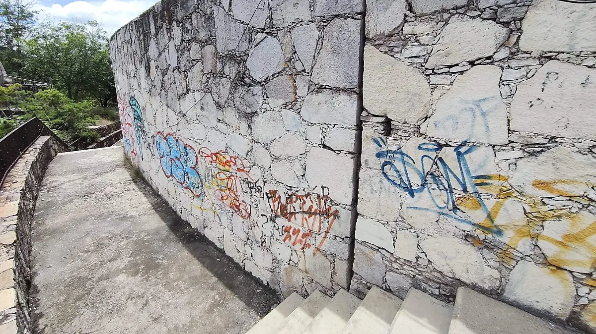 Grafitis, suciedad y falta de vigilancia afectan a peatones y trabajadores