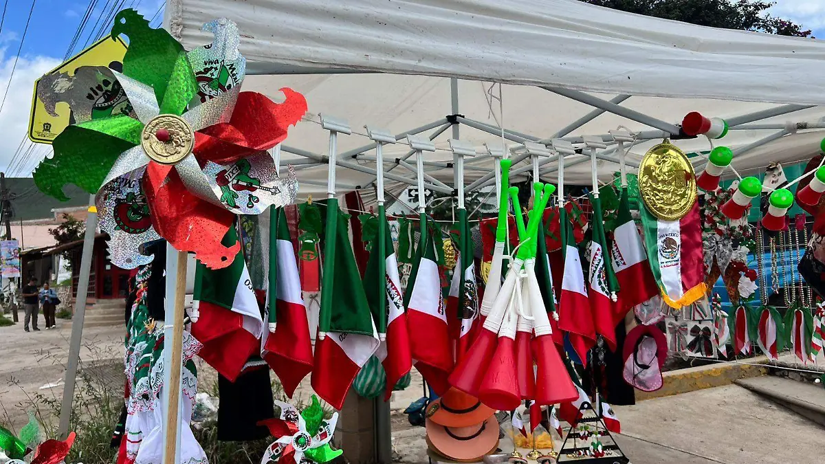 Guanajuato – Familia Miranda, 15 años vendiendo adornos patrios para celebrar la independencia de México 1