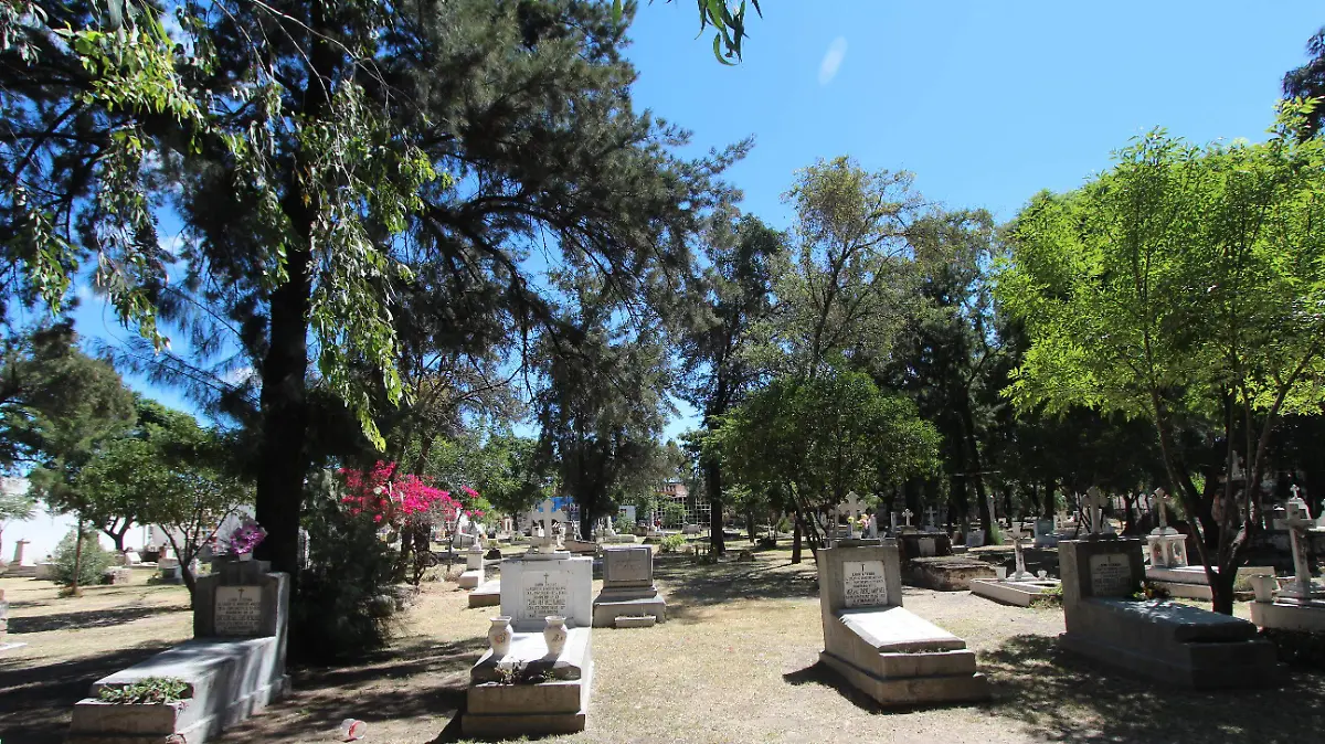 León solicita más de 15 mdp para construir gavetas y osarios en nueve panteones