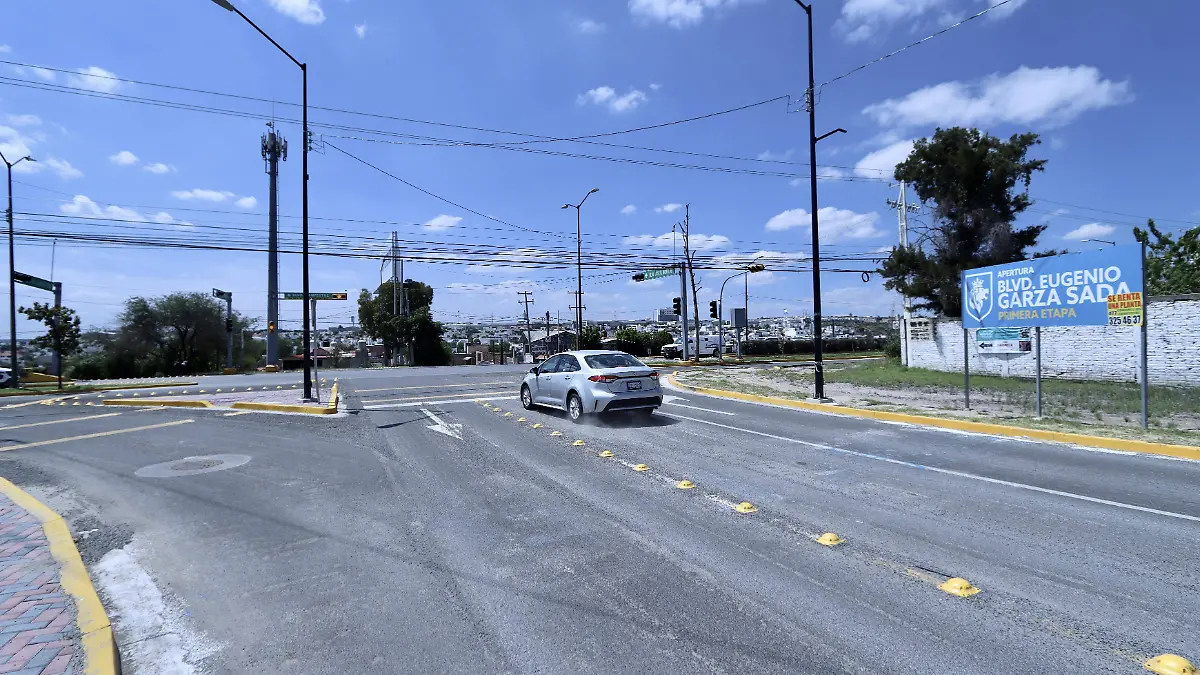 Peatones alertan sobre cruce peligroso en Insurgentes y Eugenio Garza Sada