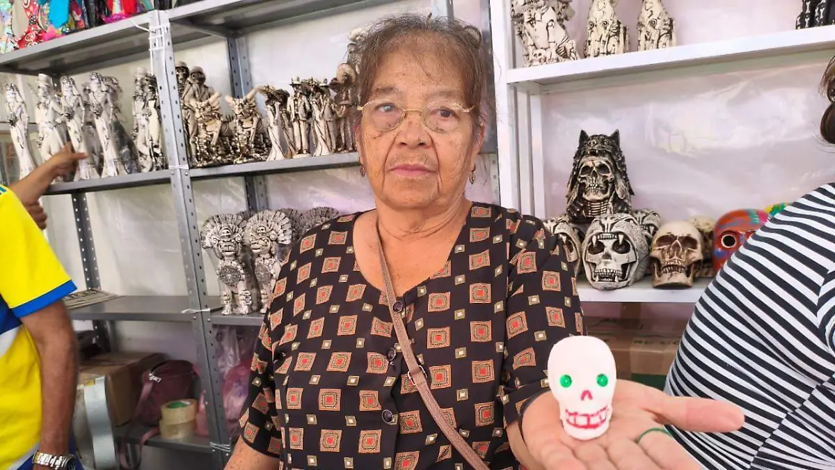 Doña Virginia, cuatro décadas endulzando el Festival del Alfeñique en León