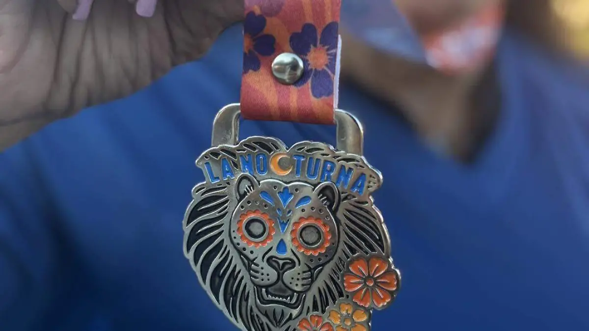 Revelan medallas conmemorativas de la 20ª Carrera Atlética La Nocturna en León