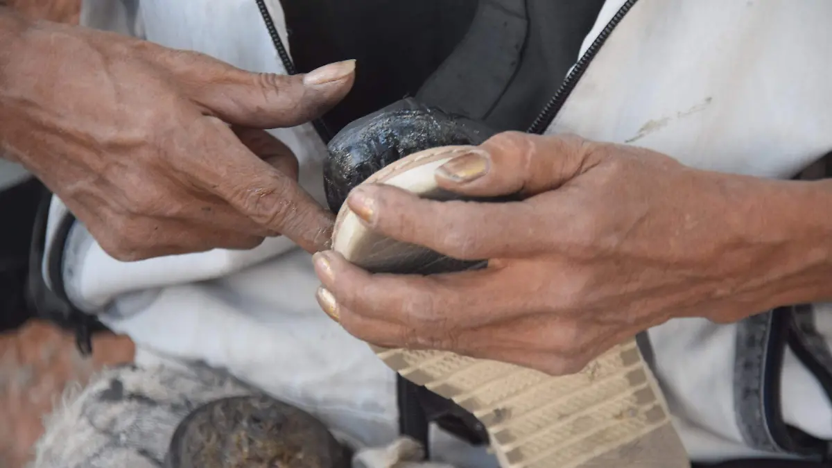 Don Andrés, zapatero de corazón, mantiene vivo un oficio de 30 años en las calles del Centro