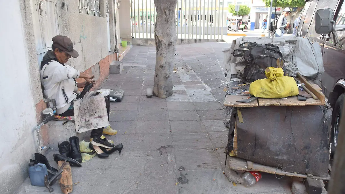 Don Andrés, zapatero de corazón, mantiene vivo un oficio de 30 años en las calles del Centro