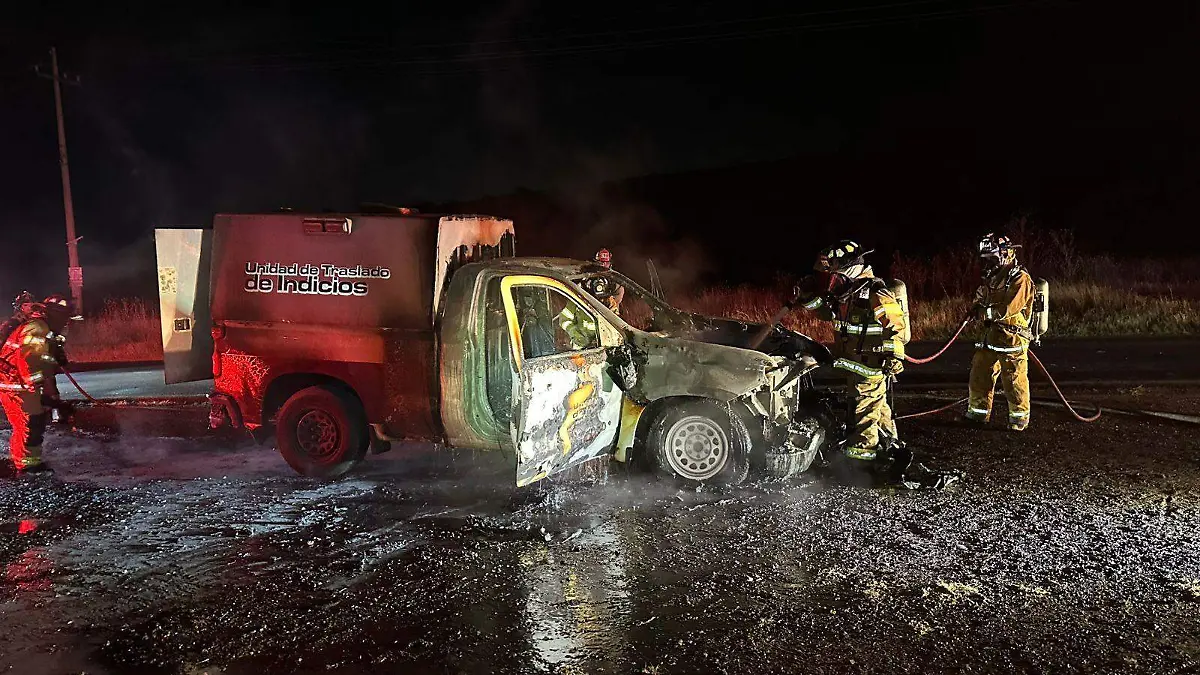 Guanajuato – Camioneta de Indicios de la FGE se incendia en carretera (1).jpeg