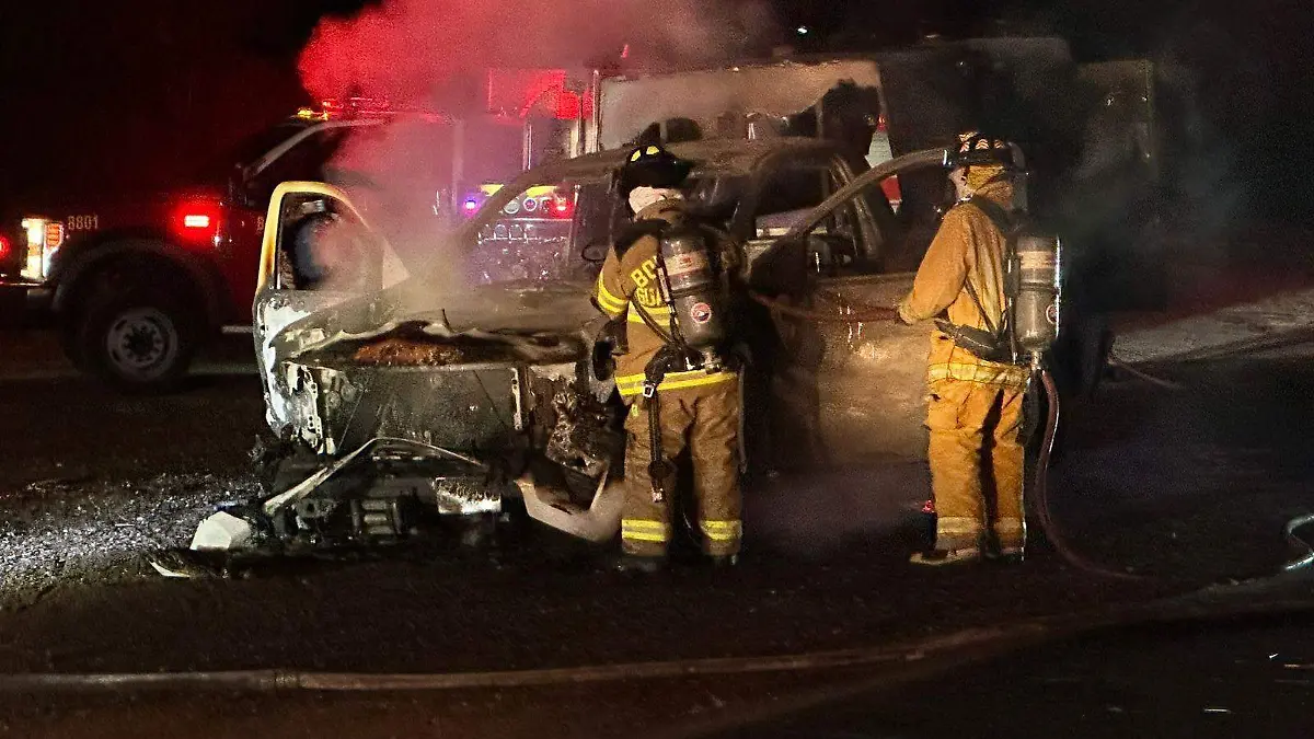 Guanajuato – Camioneta de Indicios de la FGE se incendia en carretera.jpeg