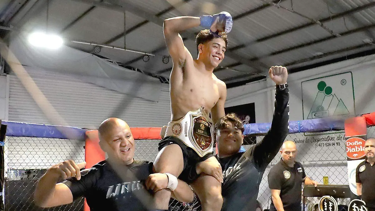 Gael García salió de la jaula como nuevo campeón de las 145 libras.