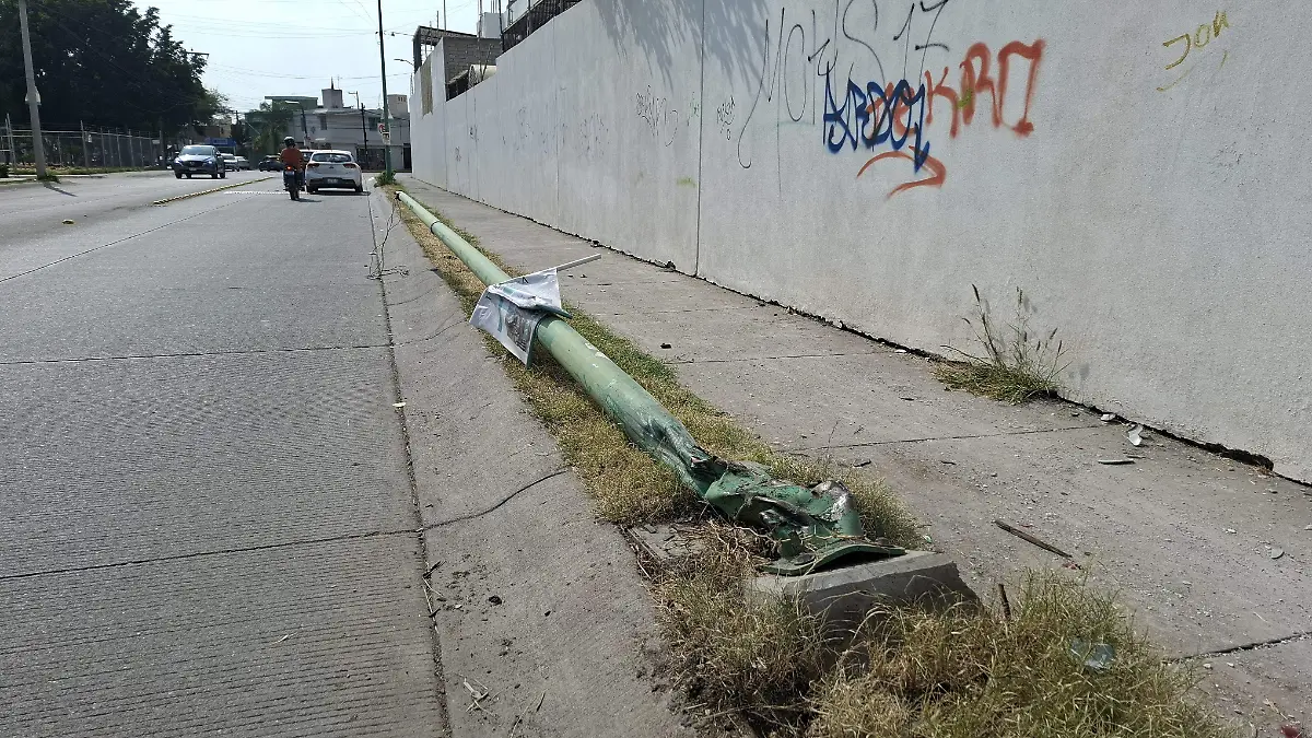 Postes a punto de caer en avenida Oxígeno tras choques en León