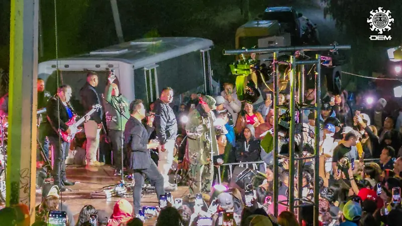 El rapero Santa Fe Klan festejando a la Virgen de Guadalupe en su barrio en Guanajuato