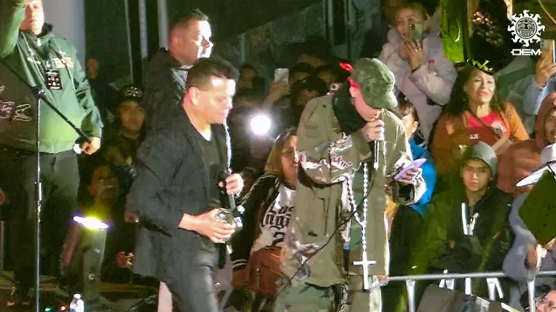 El rapero Santa Fe Klan festejando a la Virgen de Guadalupe en su barrio en Guanajuato