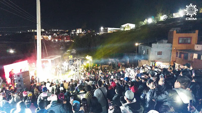 El rapero Santa Fe Klan festejando a la Virgen de Guadalupe en su barrio en Guanajuato