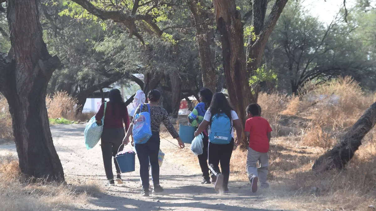 En Comanjilla, Silao, la tradición de lavar ropa y bañarse en aguas termales sigue viva