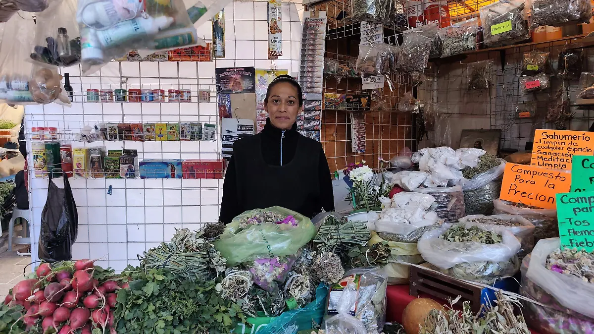 Entre aromas de raíces y hojas secas, Aurora mantiene viva la tradición de las hierbas medicinales