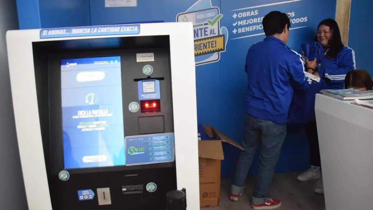 FRANCISCO CARMONA PAGA EL AGUA EN LA FERIA DE LEÓNWhatsApp Image 2026-01-27 at 1.42.21 PM