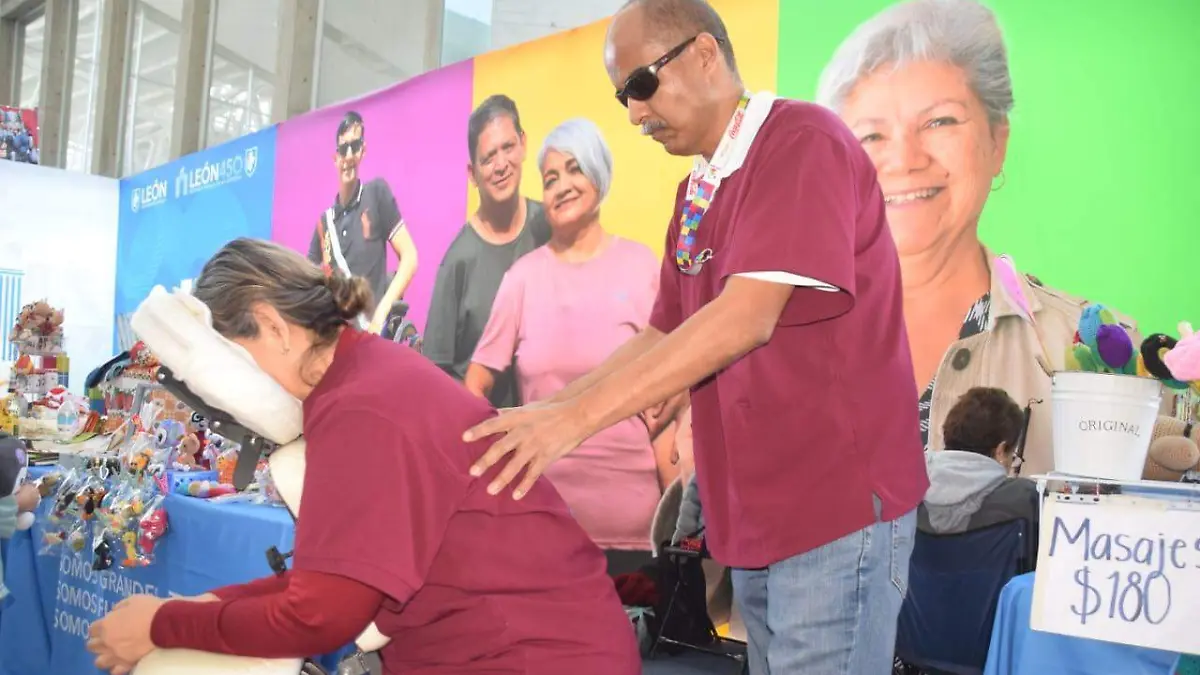 Personas con discapacidad visual ofrecen masajes terapéuticos en la Feria de León 2026