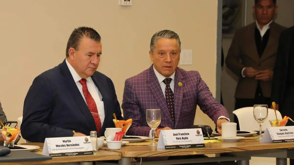 Delegado de la FGR en Guanajuato y a su izquierda el Fiscal del Estado, Gerardo Vázquez Alatriste