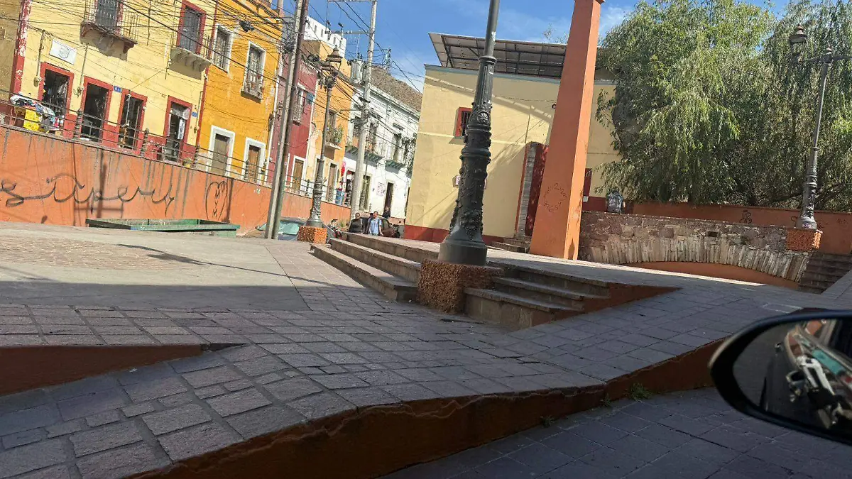 Guanajuato – Banquetas y accesos para discapacidades bloqueados, una problemática que debe atenderse (2)
