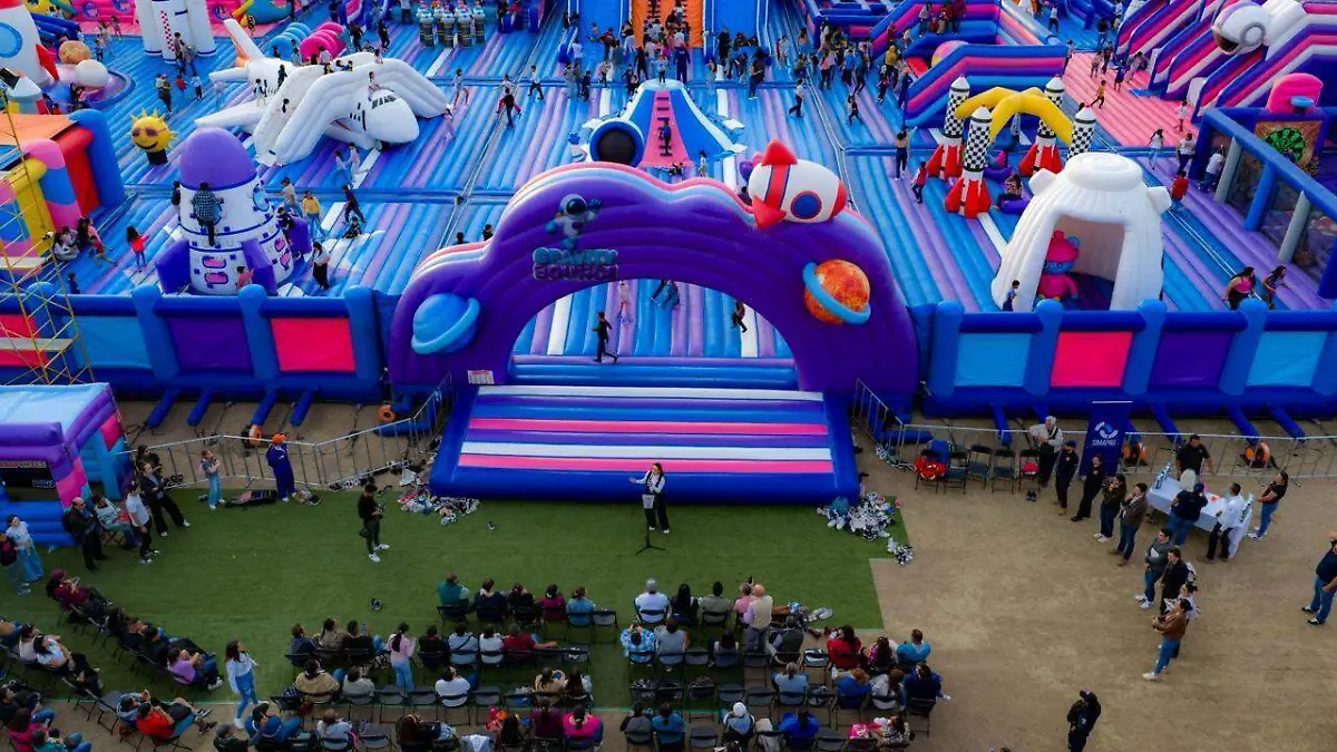 Brinca en el inflable espacial más grande del mundo durante todo febrero