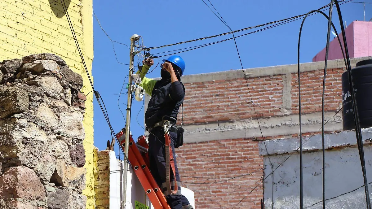 Guanajuato – ¡Limpieza de imagen urbana! Retiran cableado en desuso en la capital
