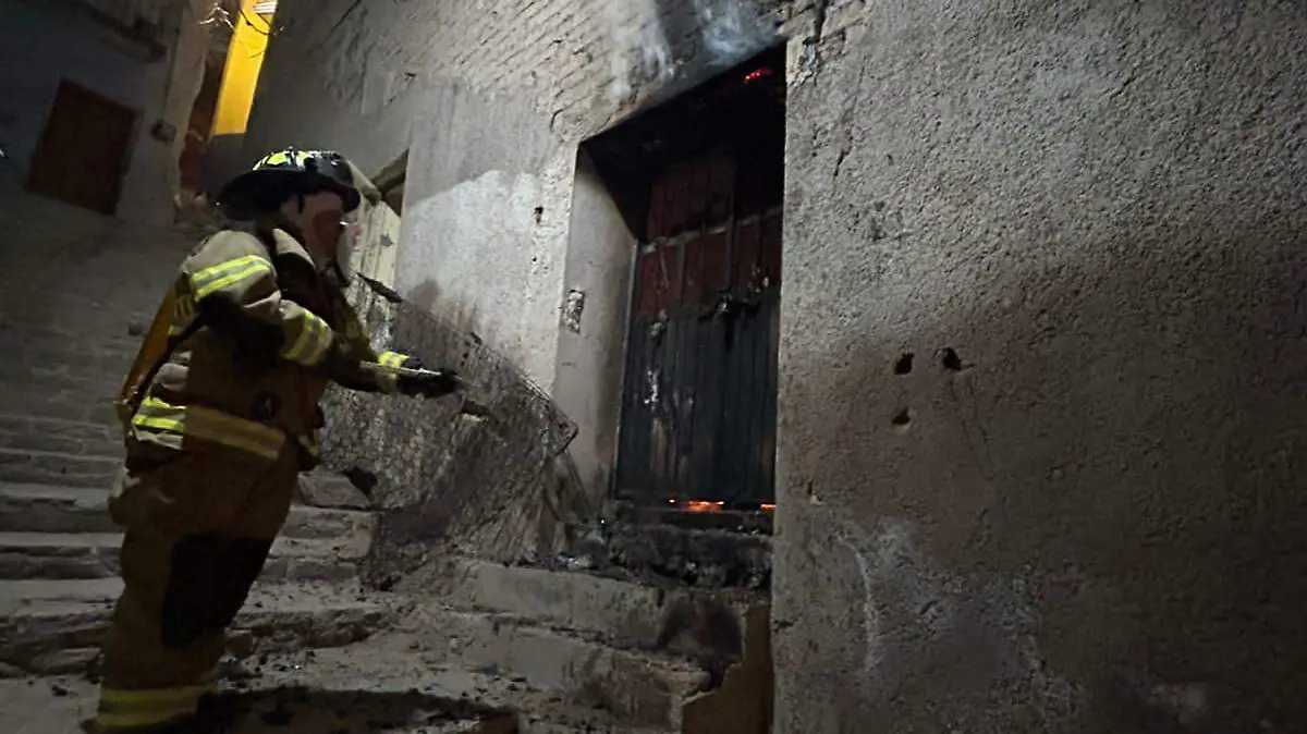 Incendio en Noria Alta consume casa de estudiantes en Guanajuato