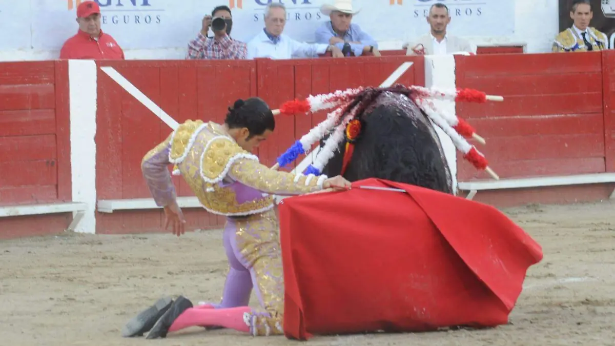 San Román y Luque se reparten cuatro orejas en La Luz