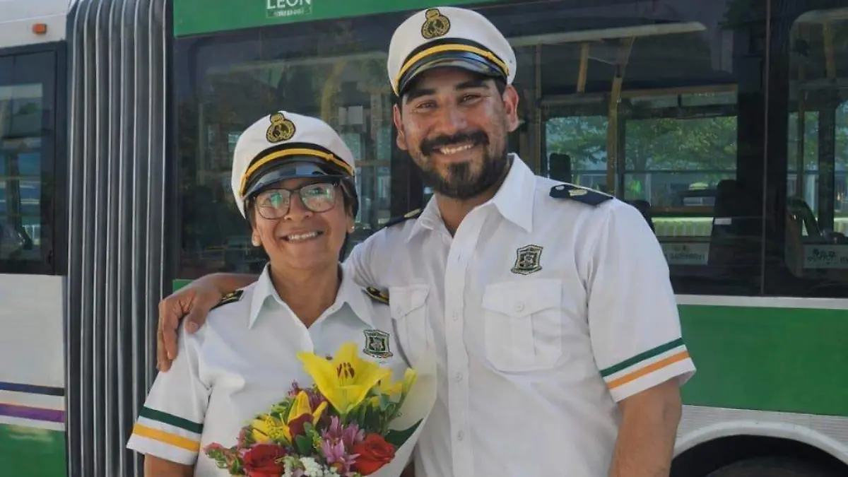 Mercedes con uno de sus hijos que también es chofer del transporte público 