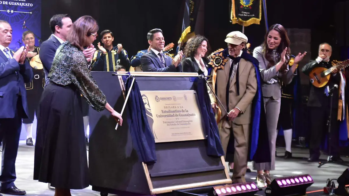 Se develó una placa en el Teatro Juárez.
