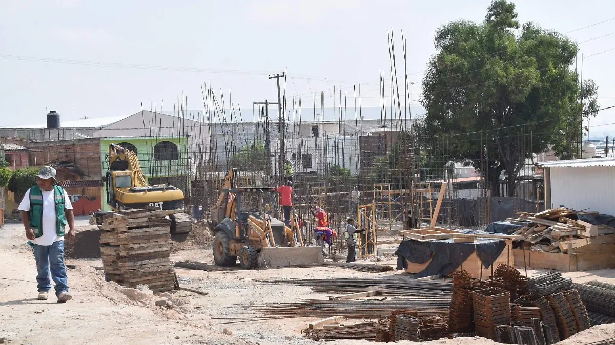 Rehabilitan 40 bardas perimetrales en escuelas de León y entregan pintura a 294 planteles