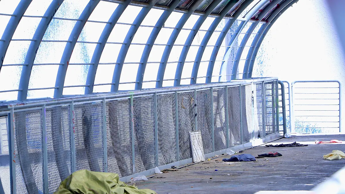 El puente de López Mateos y Miguel Alemán es usado como vivienda improvisada