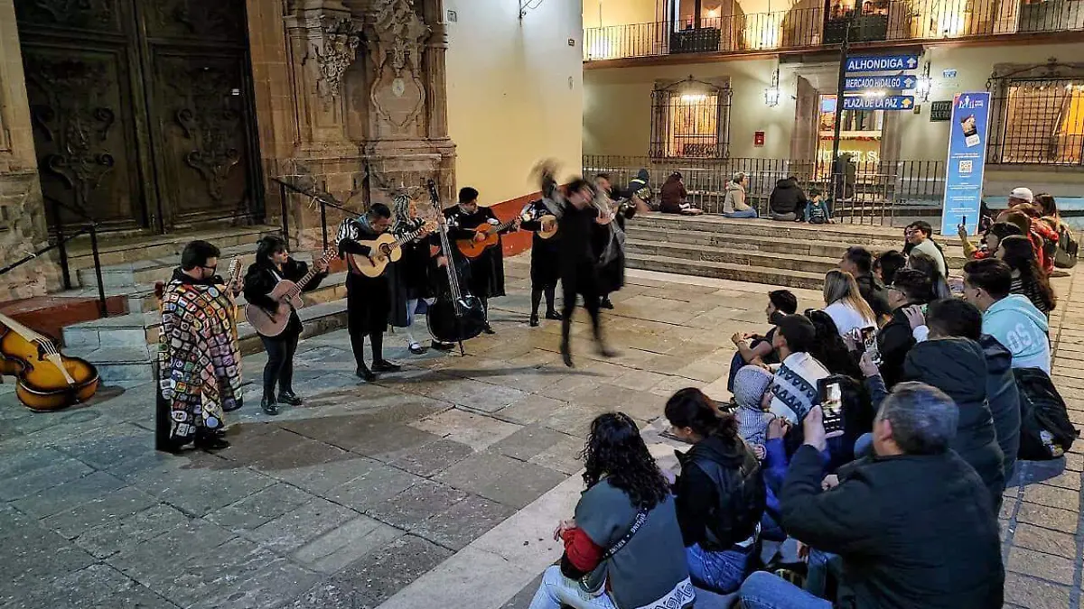 Exigen regular y capacitar a estudiantinas de Guanajuato tras denuncias por irregularidades en recorridos